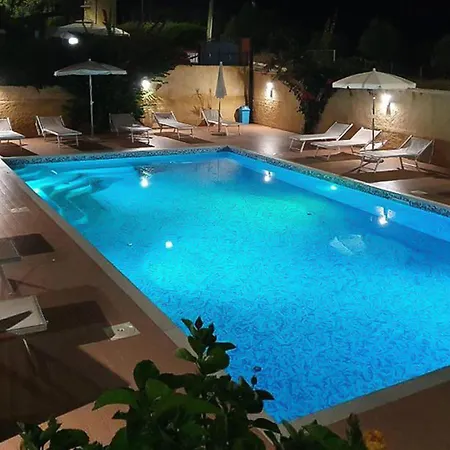 Cozy In With Swimming Pool Apartman